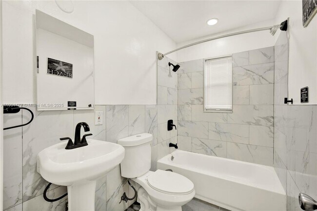 Building Photo - 1236 NE 109th St