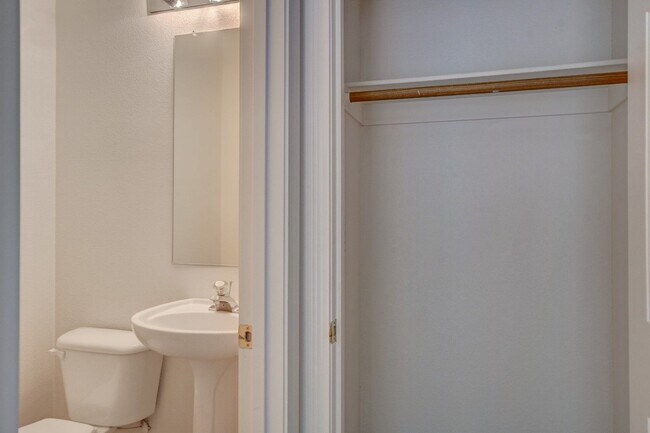 Building Photo - Beautiful 2-Story, 3-Bedroom Home in the H...