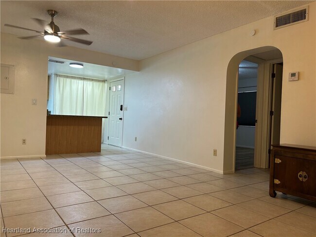 Building Photo - 603 Manor Cir