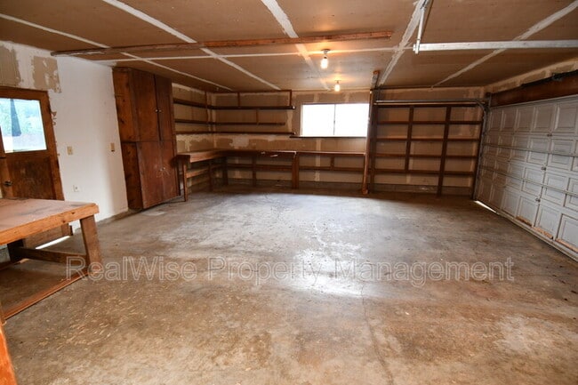 Building Photo - 805 NE Ash Ct