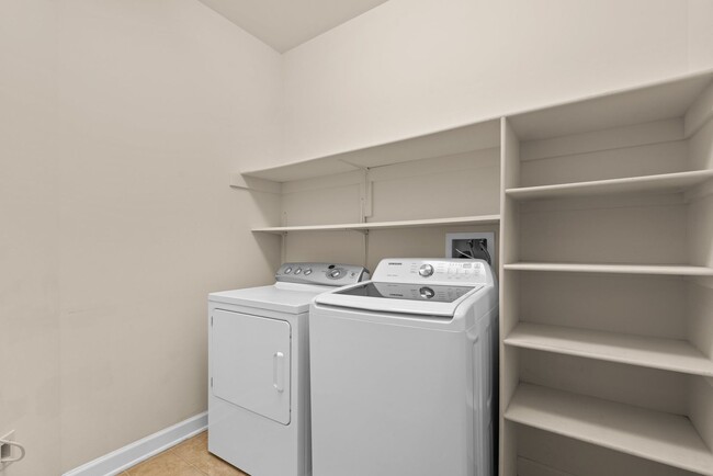 Building Photo - 3 Bed 2.5 Bath - Gaithersburg Townhouse - ...
