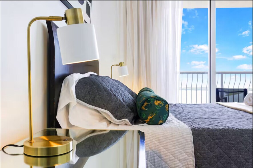 Building Photo - 1200 Brickell Bay Dr