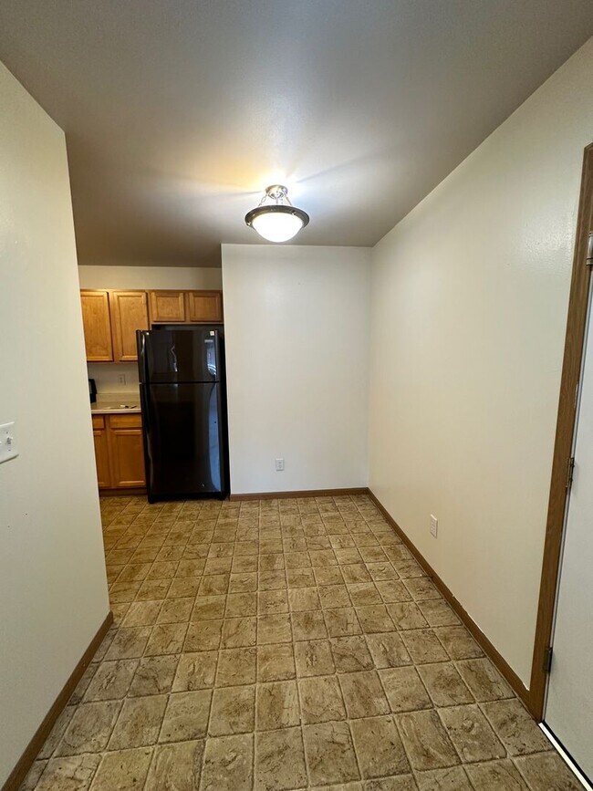 Building Photo - Lovely 2 bedroom 1.5 bath condo