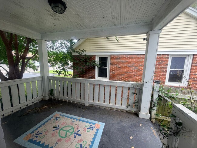 Building Photo - 1552 Sunnyside Dr