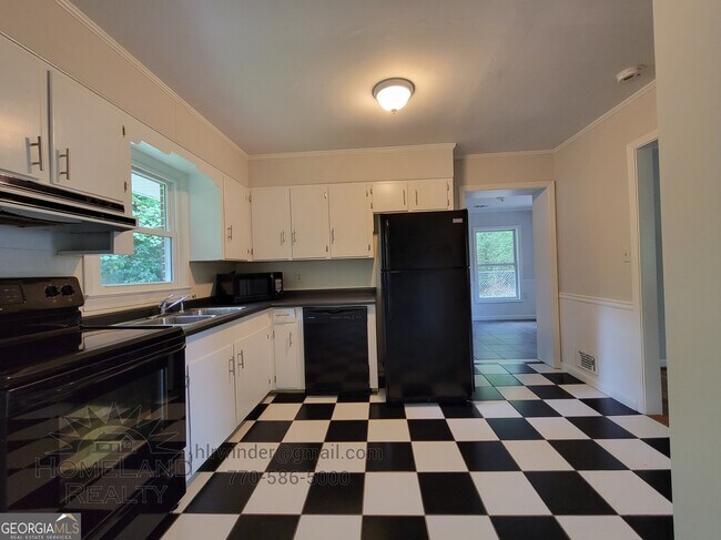 Building Photo - 432 Lakeview Dr SW