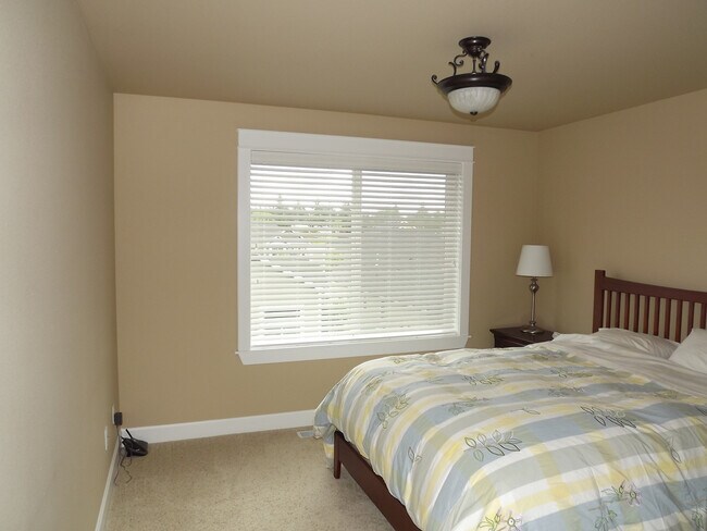 Building Photo - Gorgeous 3 bedroom, 2.5 bath in "Eagle Hei...