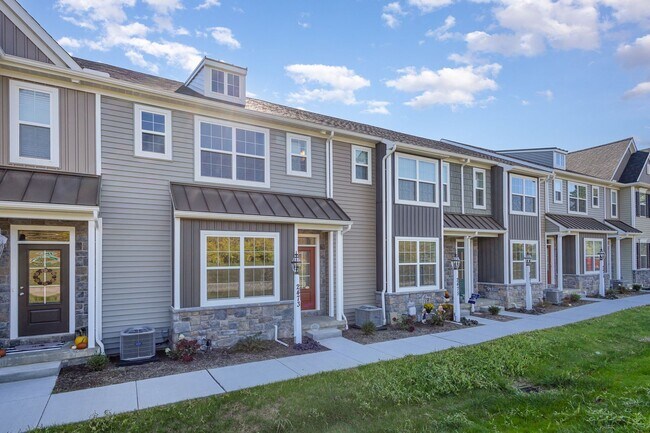 Building Photo - Move in by 12/1/24 for HALF OFF FIRST MONT...