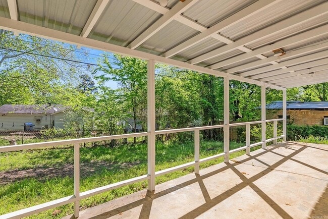 Building Photo - 715 Oakwood