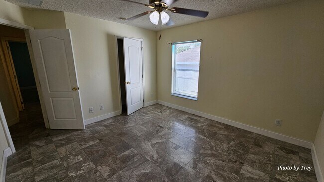 Building Photo - 3 Bed 2 Bath 2 Car Garage