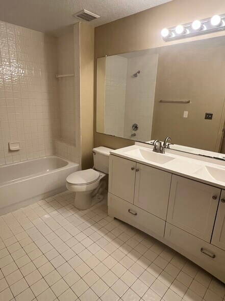 Bathroom - 5512 Metrowest Blvd