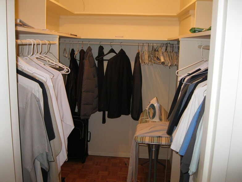 Closet - 4401 Roland Ave