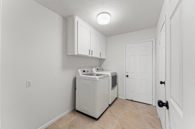 Building Photo - 17711 Fireside Dr