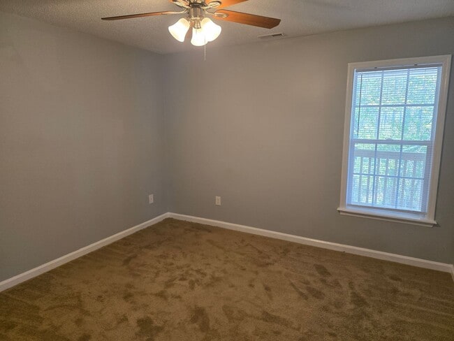 Building Photo - 2 Bedroom 1 Bath Upstairs Unit