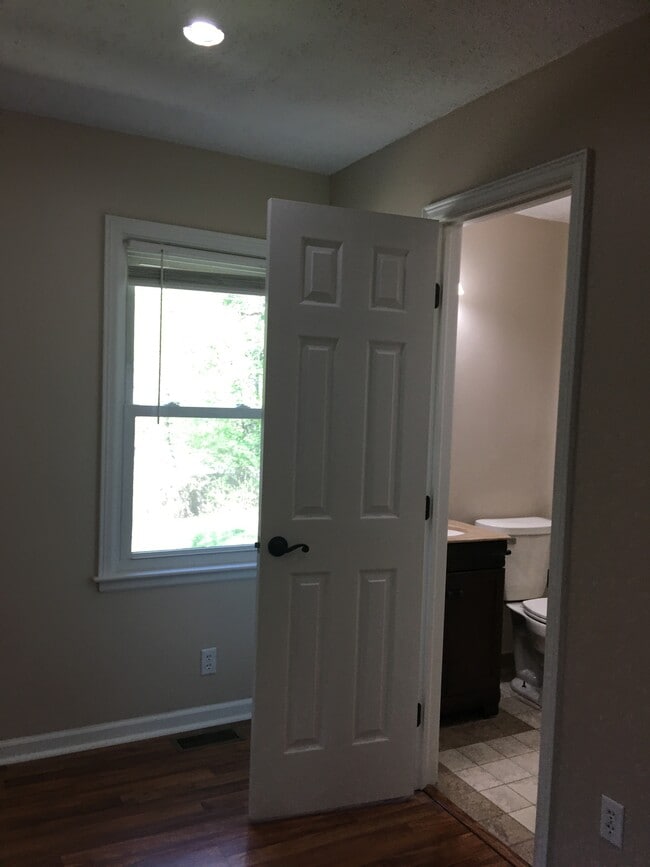 Building Photo - 1009 E High St