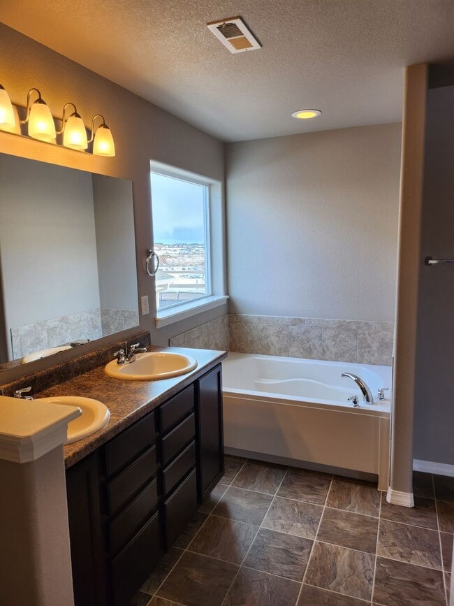 Building Photo - BEAUTIFUL 3BD HOME with A/C in TRAILS at F...
