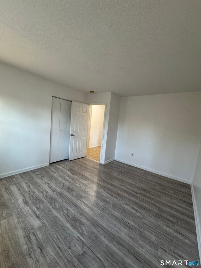 Building Photo - 18 W Hills Rd