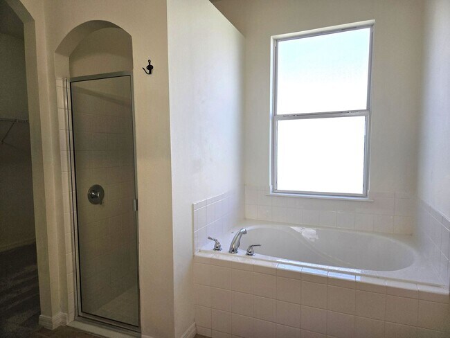 Building Photo - Pet Friendly Home in Southern Ridge