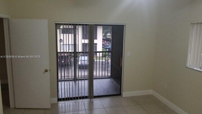 Building Photo - 2550 SW 18th Terrace