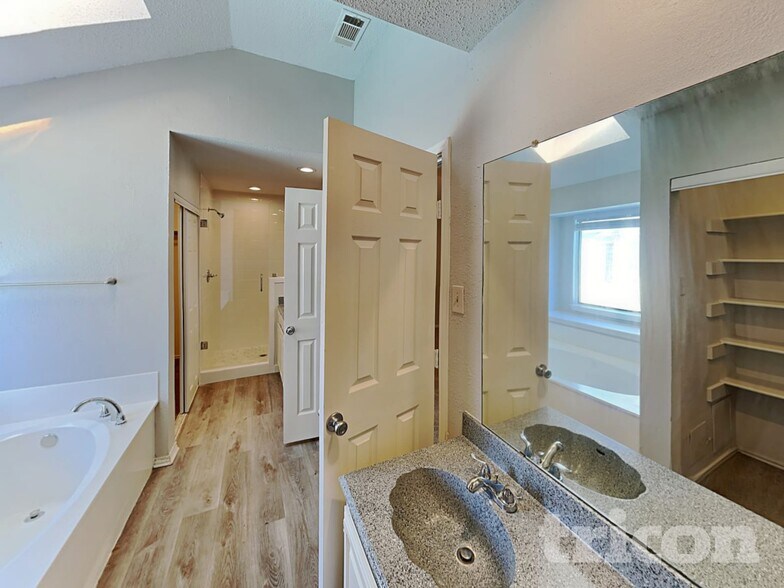 Building Photo - 709 De Soto Dr