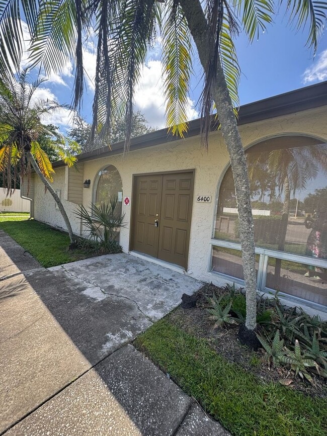 Building Photo - Beautifully Renovated 2-Bedroom, 1.5-Bathroom Townhouse in North St. Petersburg