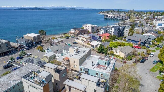 Building Photo - Beautifully Remodeled Top Floor Alki Condo with Views!