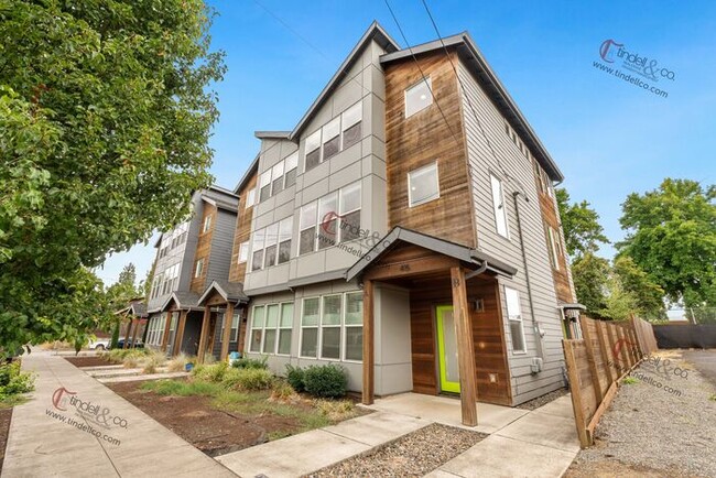 Building Photo - Modern & Spacious 3-Level Townhome with Lu...