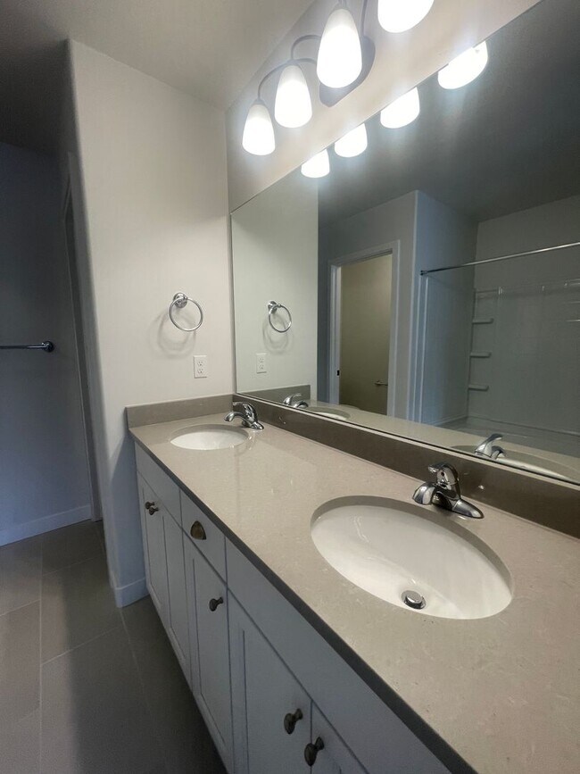 Building Photo - Beautiful New Townhome for Rent in Bluffdale!