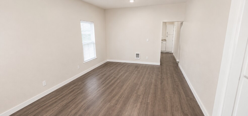 Building Photo - 109 W Summa St