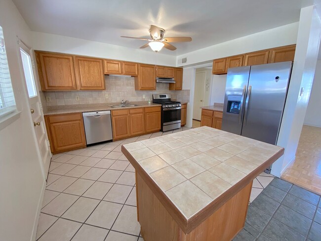 Building Photo - Northeast El Paso 4 bed(possible 5th) with...