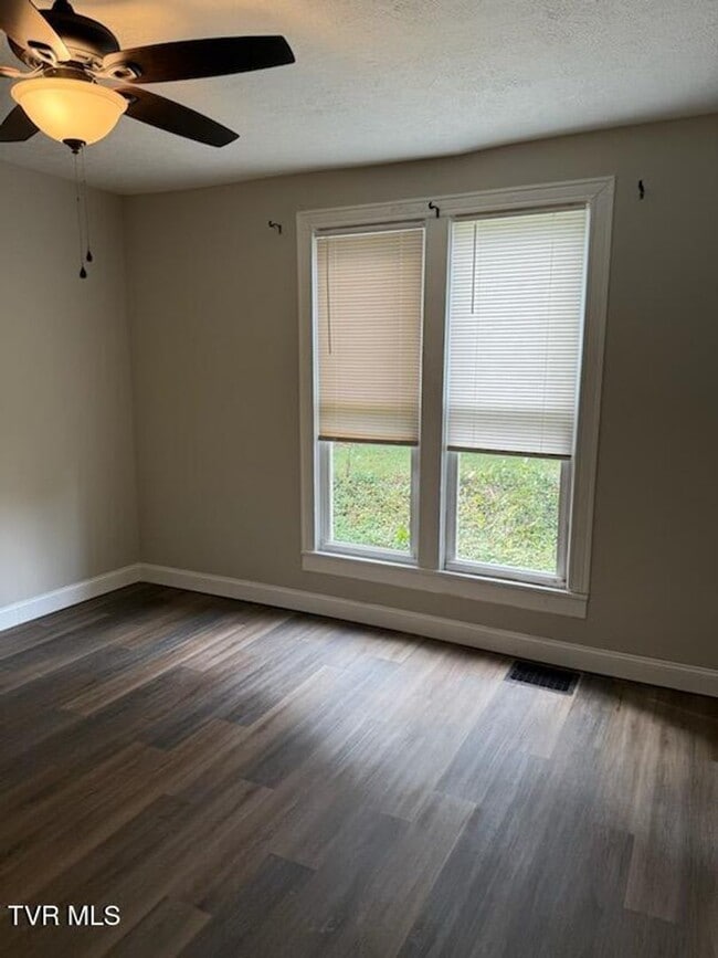 Building Photo - 4 Bedroom 2 Bath in Bristol, TN