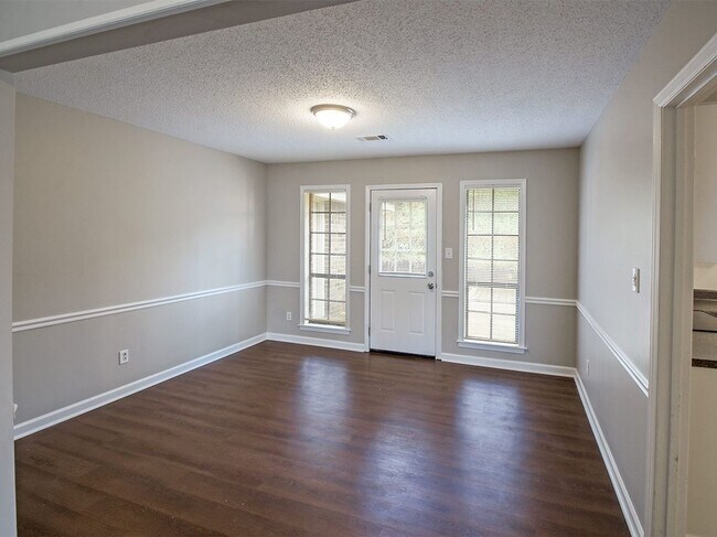 Building Photo - Great updated 4 bed, 2 bath home northeast of Memphis near Covington Pike.