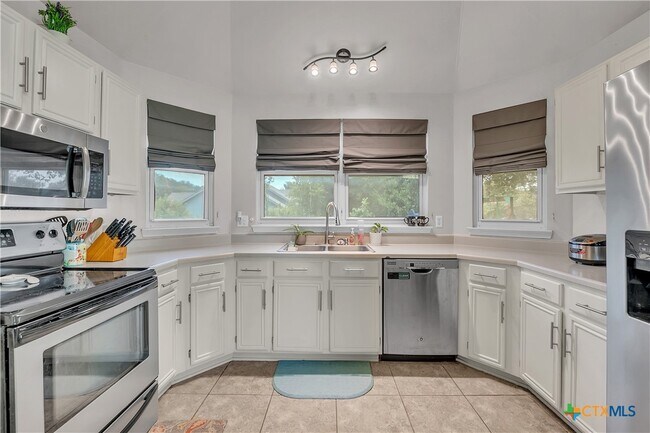 Building Photo - 1417 Ridgeway Dr