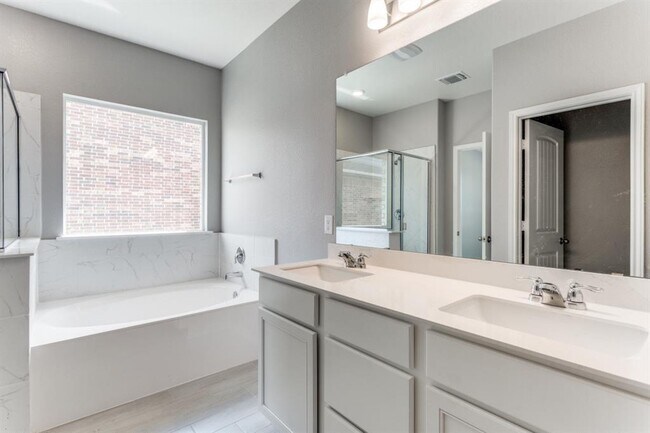 Building Photo - 1100 Desaix Dr