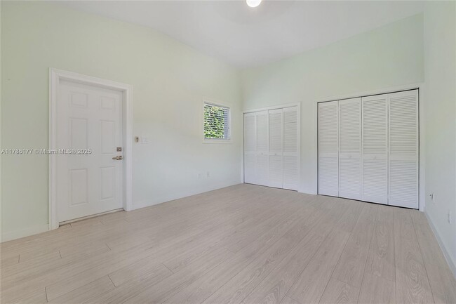 Building Photo - 1524 Zoreta Ave