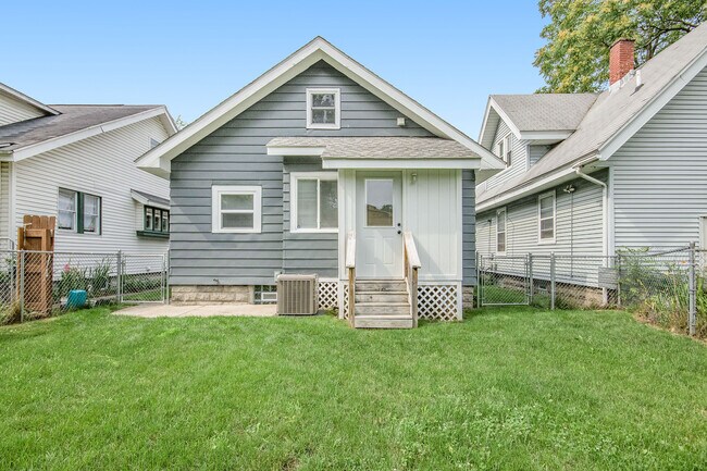 Building Photo - 930 Oakhill Street Southeast