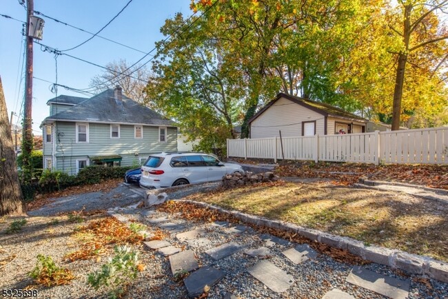 backyard/parking - 211 Hillside Ave