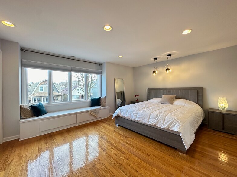 Building Photo - 4142 N Maplewood Ave
