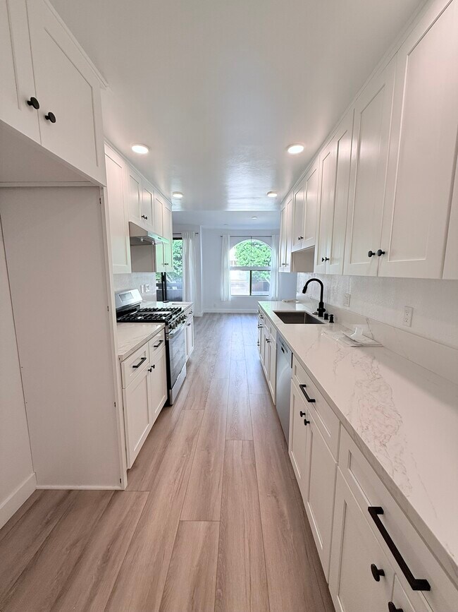 Kitchen - 14572 Dickens St
