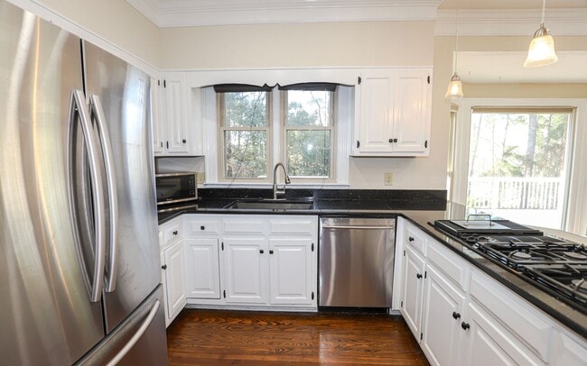 Building Photo - 809 Houndslake Dr