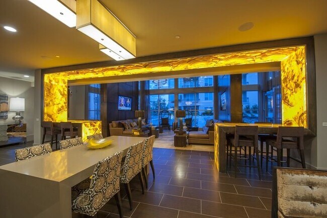 Building Photo - 2111 Westheimer Rd