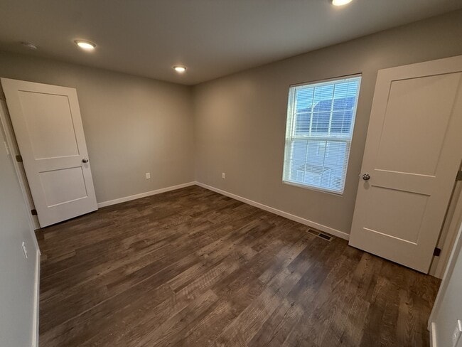 Building Photo - 408 Creekview Dr
