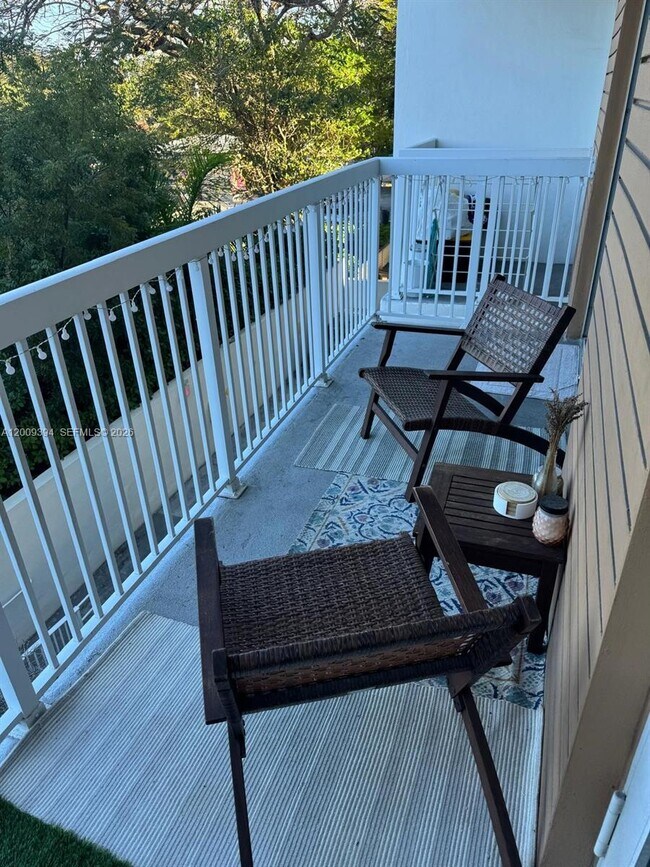 Building Photo - 2740 SW 28th Terrace