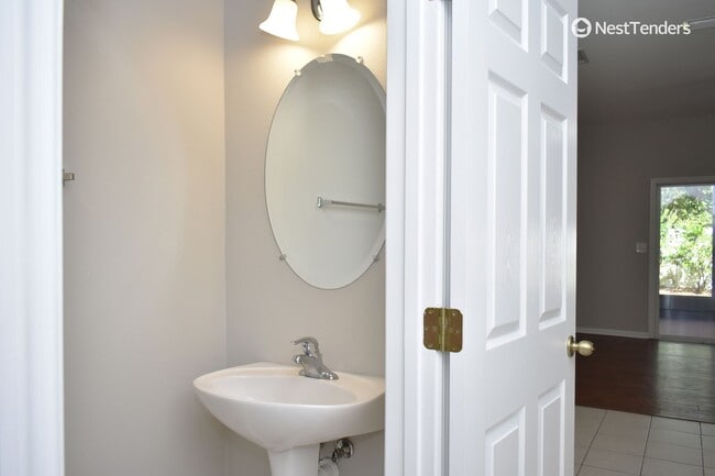 Building Photo - Three Bedroom in Cambridge at Oak Leaf Pla...