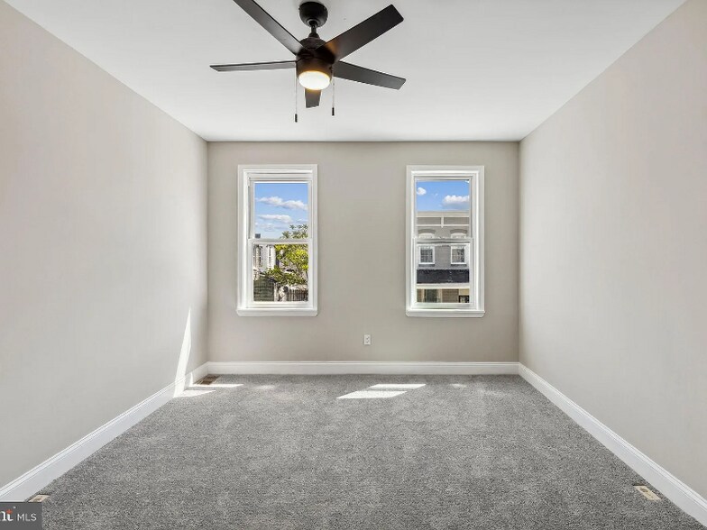 Building Photo - 724 N Curley St
