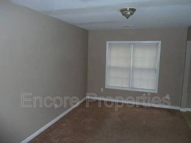 Building Photo - 2004 Hart St