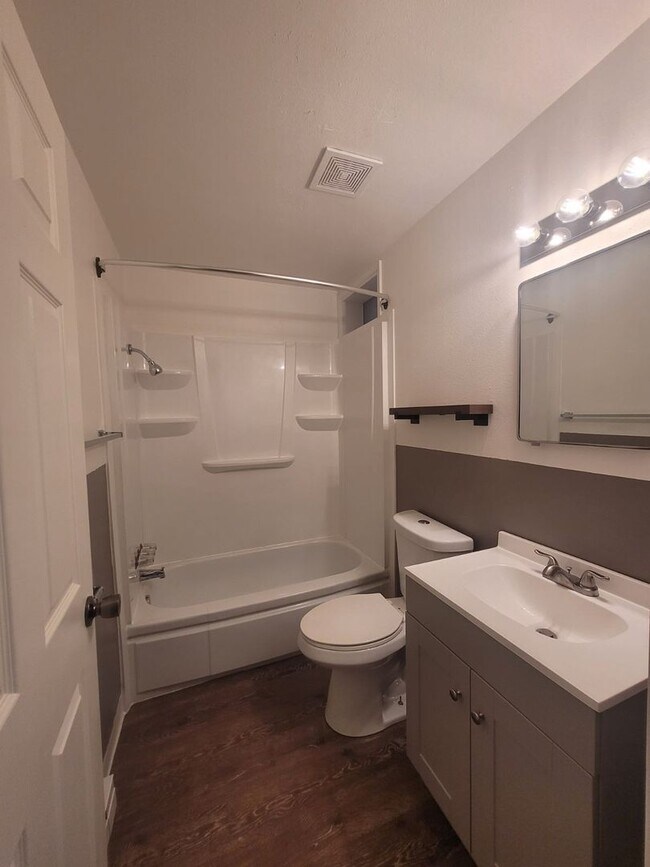 Building Photo - Comfortable 3 bedroom with carport in Moses Lake