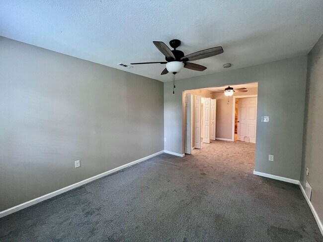 Building Photo - 684 Orangewood Dr