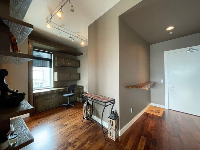 Building Photo - Incredible 1Bd/1Ba Fully Furnished Condo in the Pearl!!!! Corner Unit with Spectacular Views & Ga...