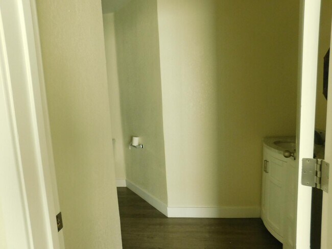 Building Photo - 113 G St