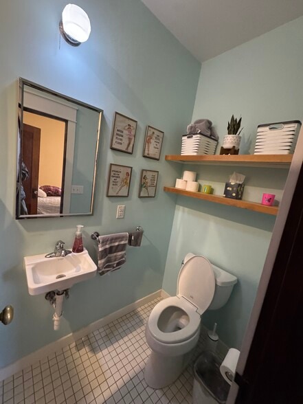 Building Photo - 409 E 1st St